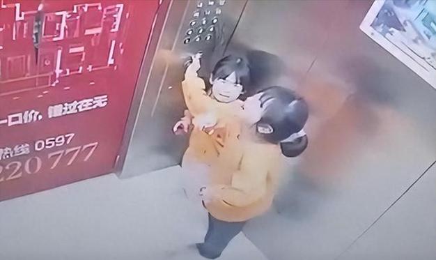 新2025澳门天天开好彩和挡电梯门致幼童被困与挡电梯门这事到底有多危险?