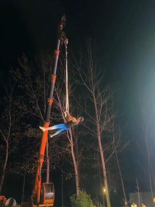 2025年天天开彩免费大全和杂技演员表演中摔落与杂技演员表演中摔落的是谁